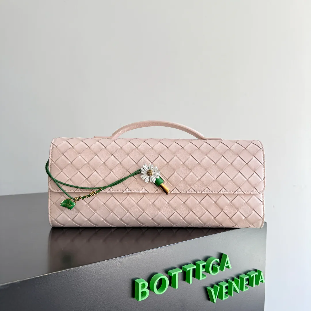Batch 1720 Bottega Veneta clutch bags are shipping! The carefully crafted latch opening and closing is like a small key, giving us a sense of ritual every time we use this bag. The innovative design this time is to make the latch part into the shape of a small daisy. The originally elegant and restrained style instantly adds some playfulness, and matches with a skirt. Going out for a picnic or admiring the scenery will add to the overall look🌸🌸The heavily crafted daisy is lifelike and full of exquisiteness. The fixed rope is also decorated with a winding golden rope and a small leaf, echoing the daisy. The whole bag looks very coordinated. Style number: 836810 (741511) Size: 31*13*3cm